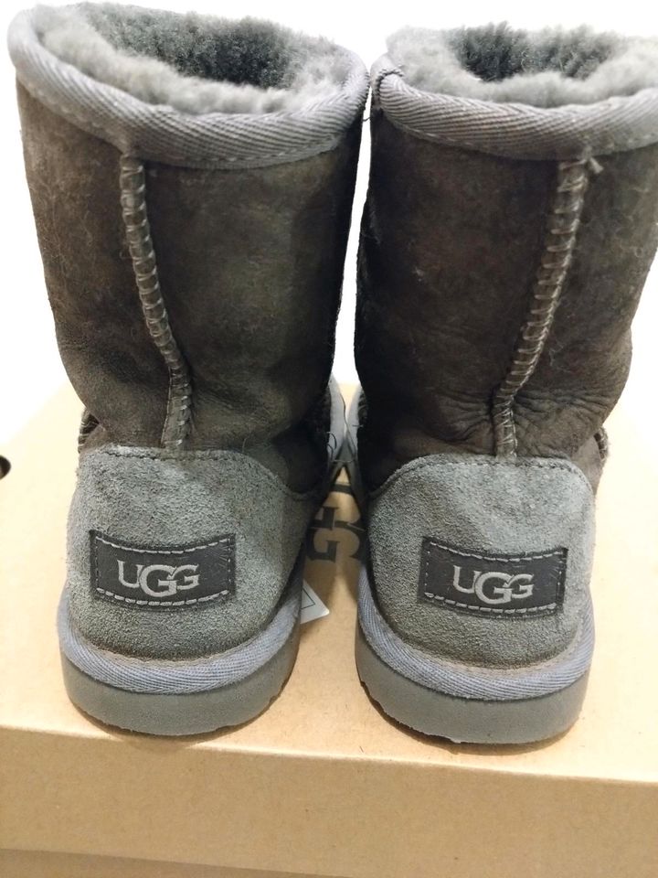 UGG Boots Kids Classic II grau Gr 33 in Hamburg