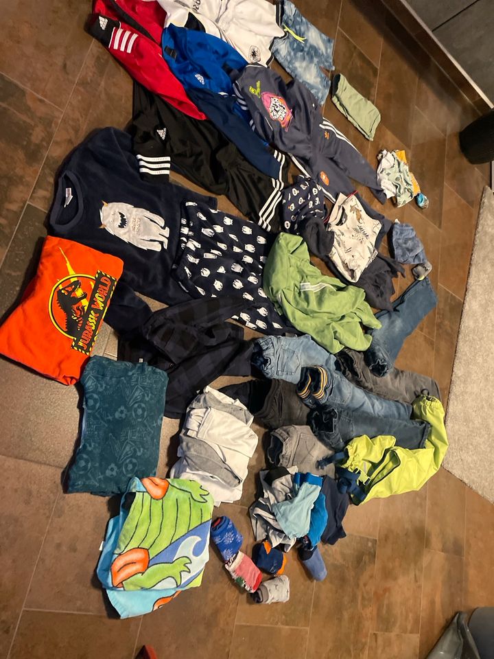 Kleidungspaket Jungen 116 & 128 Adidas etc. in Euskirchen