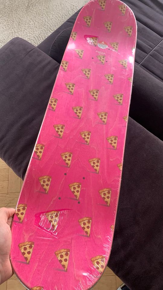 Pizza Skateboard Deck Neu / 8 in Ditzingen