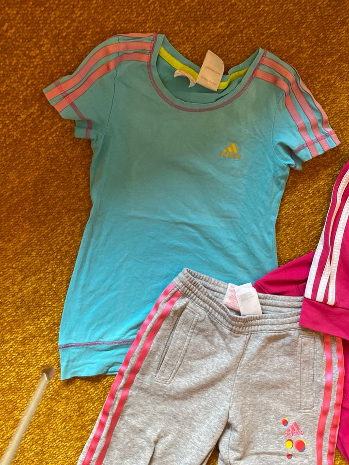 128 Set Adidas Jacke Jogginghose Hose Tshirt original Sport in Grevesmuehlen