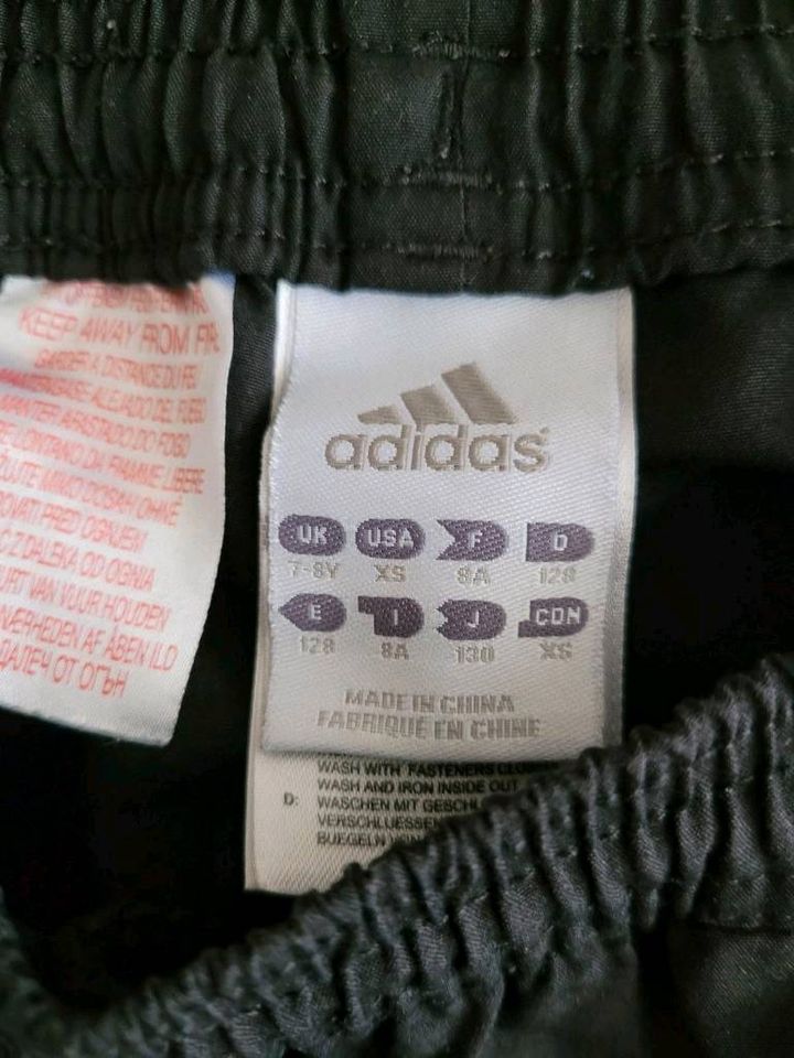 Adidas 128 Shorts kurze Hose 3 Streifen Sommer in Hamburg