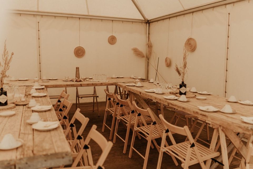 Tische für Feier Hochzeit aus echten Vintage Bohlen zu verleihen in Espelkamp