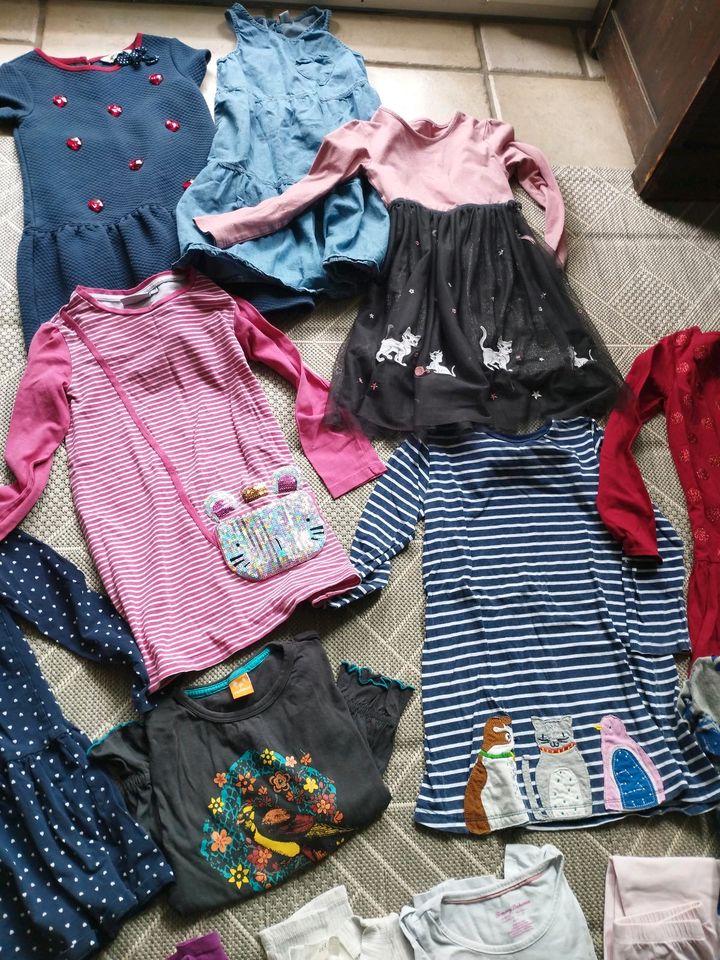 Kleiderpaket 128 Lands end Zara topolino Happy Girls h m Paket in Regensburg