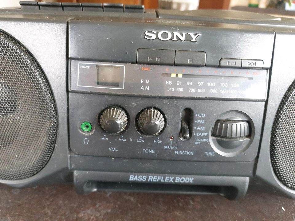 Tragbares Radio-CD-und Cassettengerät/Sony in Weinheim