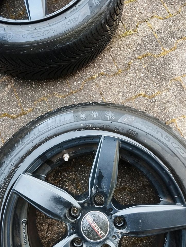 Felgen mit Winterreifen 205/60 R16 Dezent in Bühl