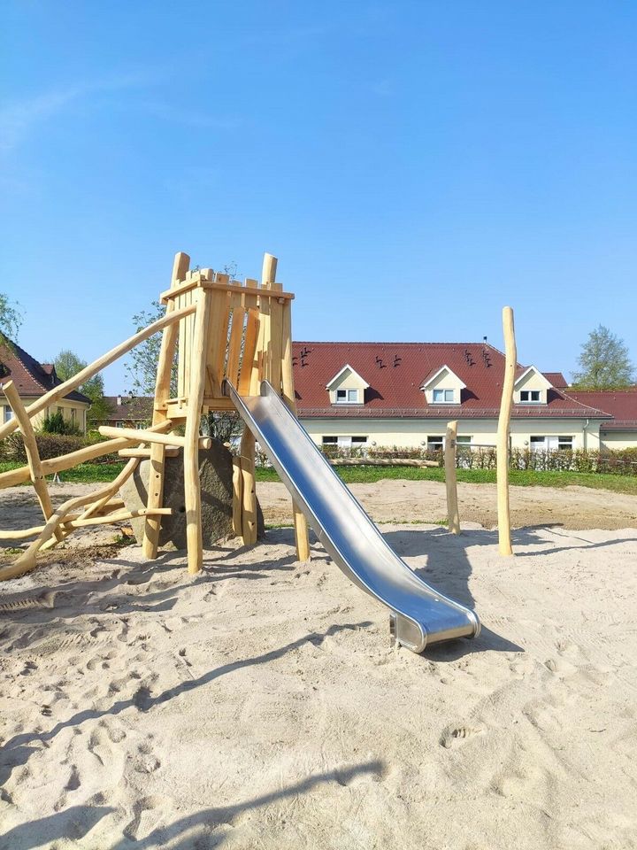 Spielplatz, Naturspielplatz,Findlinge, Klettersteine, Nestschaukel, Schaukel, Rutsche, Klettern, Kinder, Kindergärten, Schulen, Private- und öffentliche Spielplätze, Robinie in Uhingen