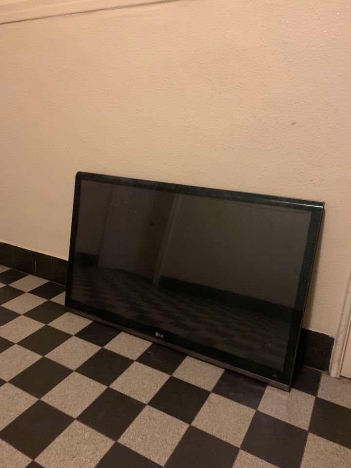 LG Fernseher mit Kratzer (inkl. Wandhalterung) in Köln