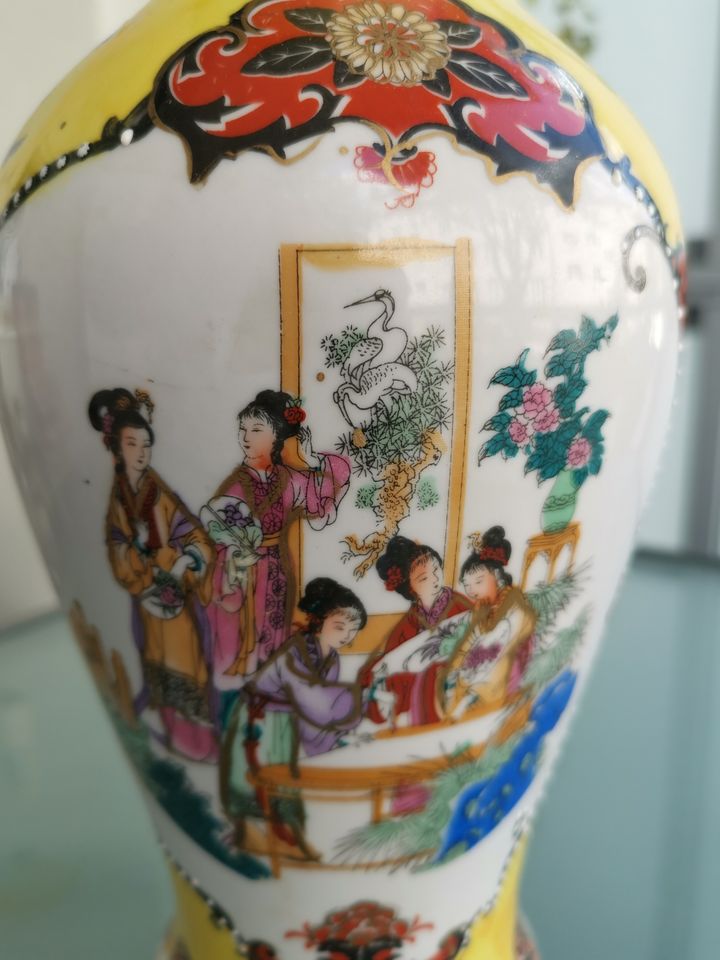 Vintage Chinese Porcellan gelb Vase Handbemalt Drachen und Phönix in Kassel