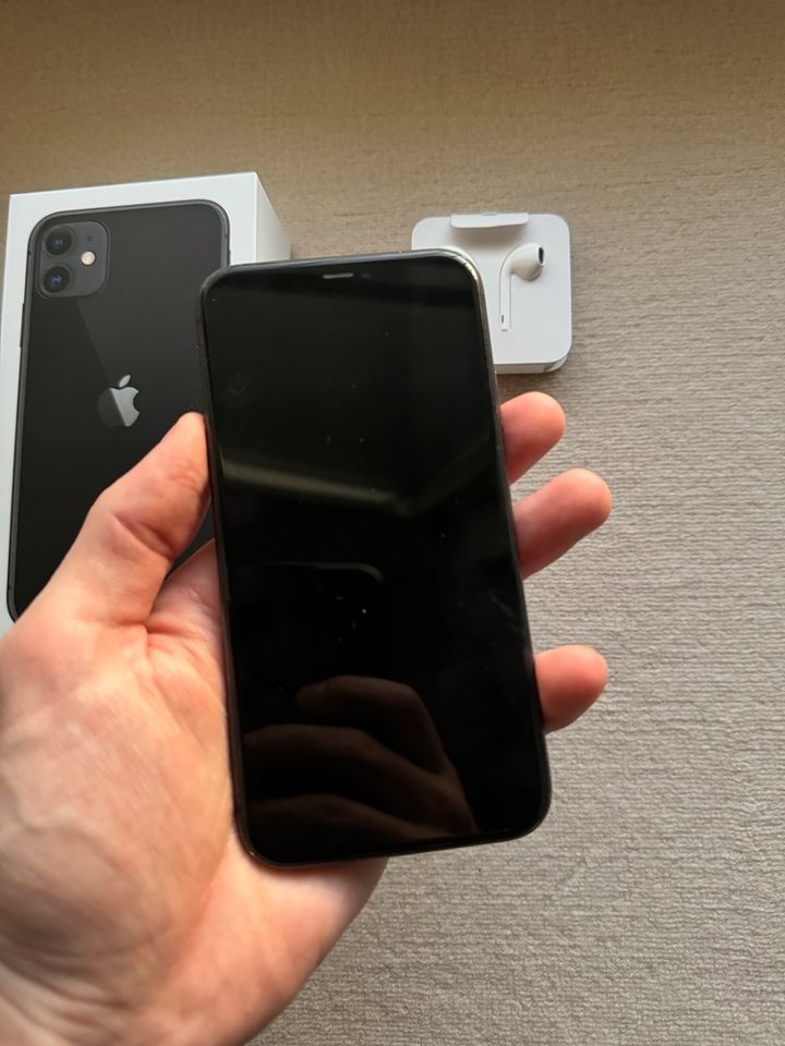 iPhone 11 black 128 GB gebraucht gesprungene Rückseite in Brunnthal