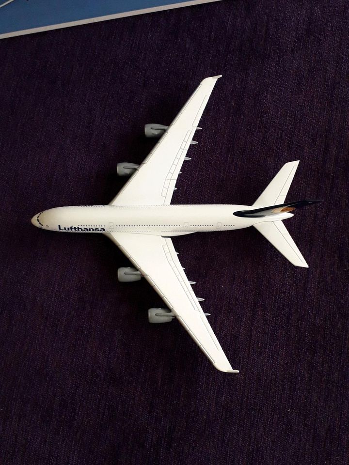 Modellflugzeug von Lufthansa in Berlin
