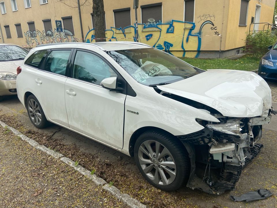 Toyota Auris Hybrid Unfallfahrzeug in Berlin