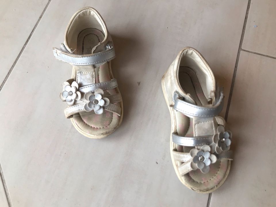 Kinderschuhe weiße Sandalen Gr. 24 in Weilheim i.OB