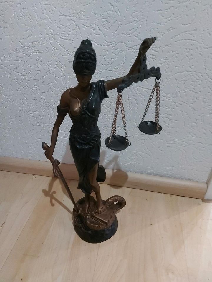 Bronze Göttin Justitia in Frechen