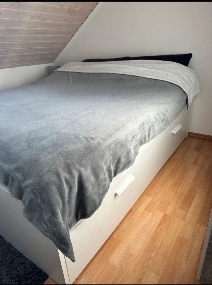 Bett mit Holzrahmen 200x160 in Nürnberg (Mittelfr)
