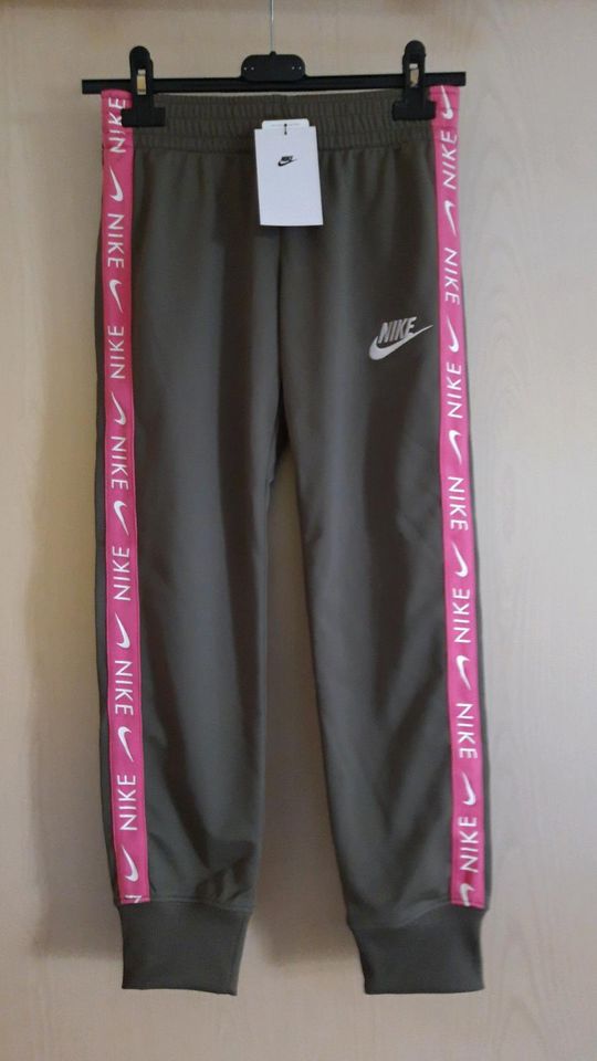 Nike, Joggers Hose, Gr. M, 140 NEU mit Etikett in Grünberg