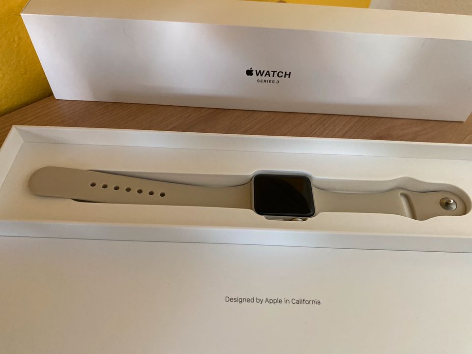 Apple Watch Series 3 Silber 38 mm case weiß schwarz smartwatch in Eching (Kr Freising)