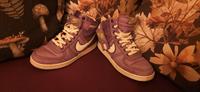 Lila Nike Schuhe Größe 37 1/2 Niedersachsen - Rinteln Vorschau