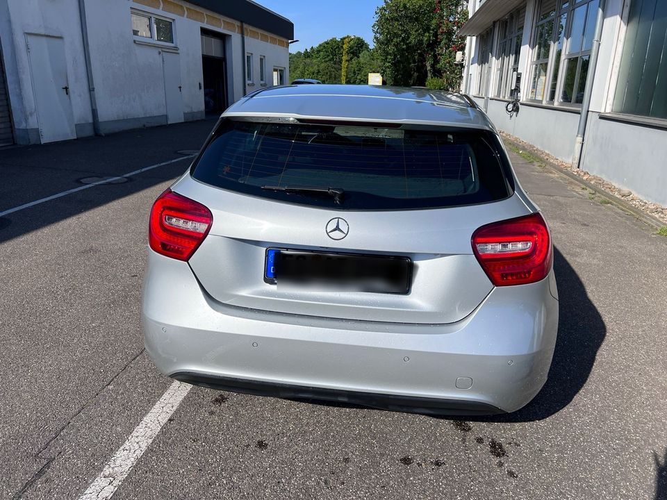 Mercedes-Benz A200 NAVI*KAMERA*LED*SHZ*TW*LEDER in Esslingen