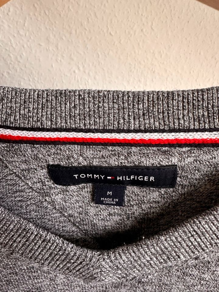 Tommy Hilfiger Pullover, Rot & Grau, Größe M in Wetzlar