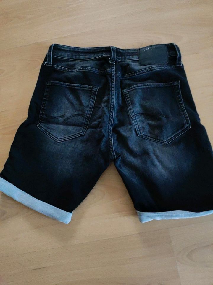 Neuwertige Jeans Shorts von Jack Jones Größe S für 10 Euro in Harsewinkel