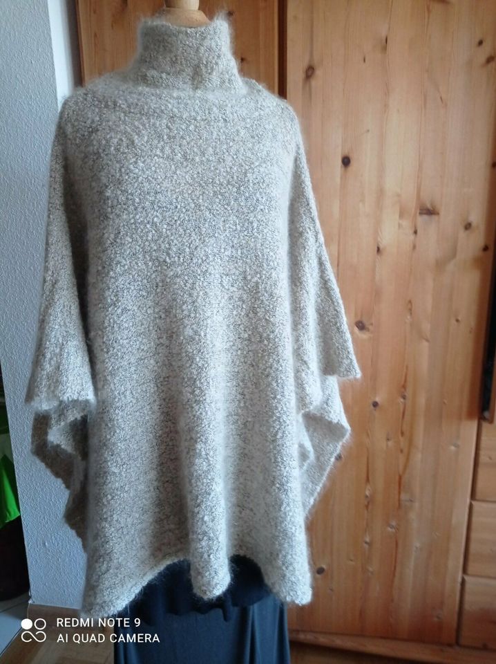 Poncho  Hess Natur  weicher  Boucle Lana Mohair Naturmode organic in Freiburg im Breisgau