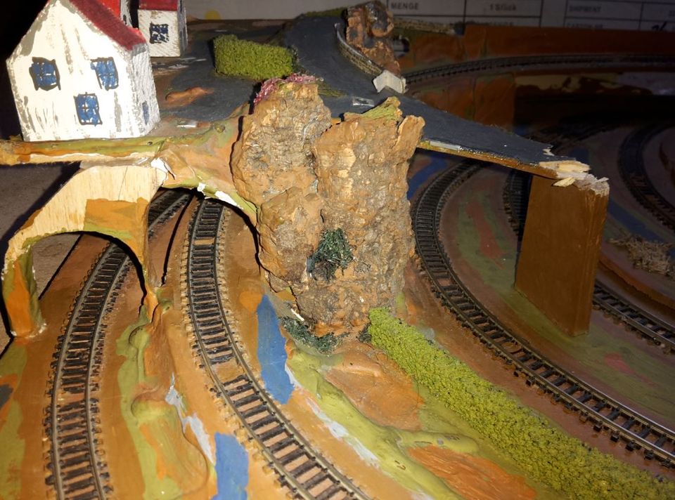 ⚠️ Modelleisenbahn Spur N Minitrix: Landschaft, Schienen, Gebäude in Nieder-Olm