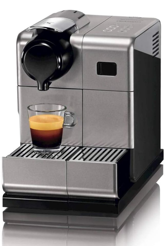 Nespresso Delonghi Kaffeemaschine voll Automatisch (wie Neu) in Dresden