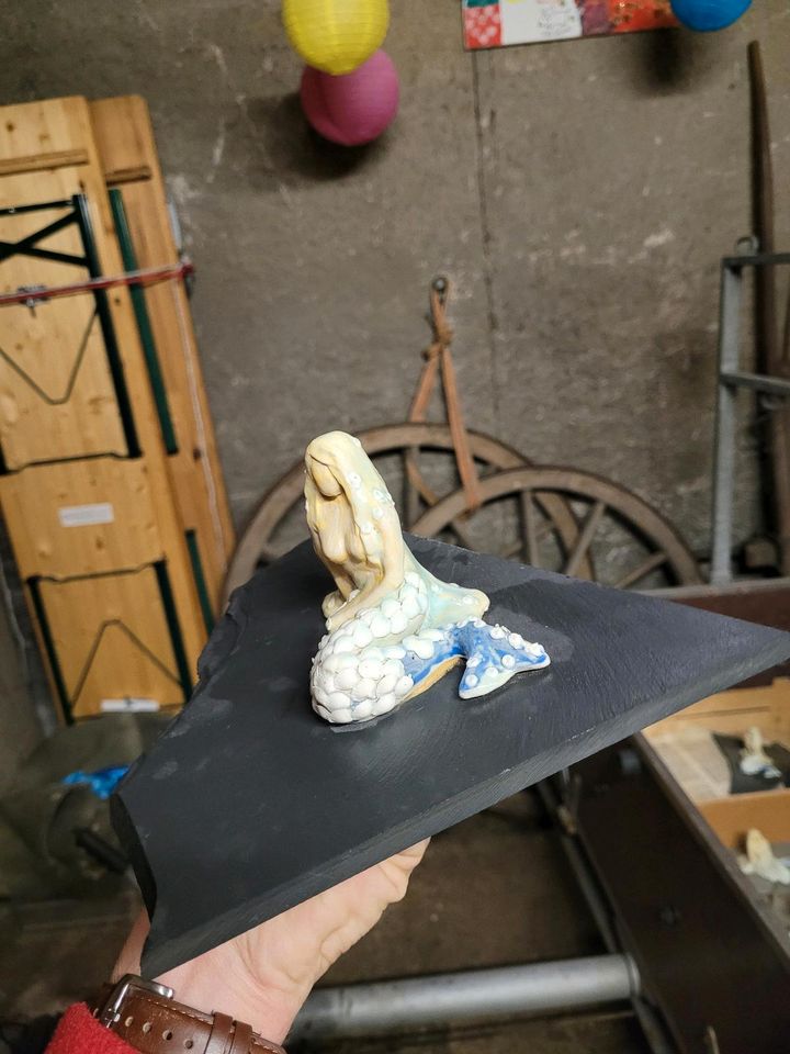 Handgemachte Loreley Meerjungfrau auf Schieferplatte in Wehr