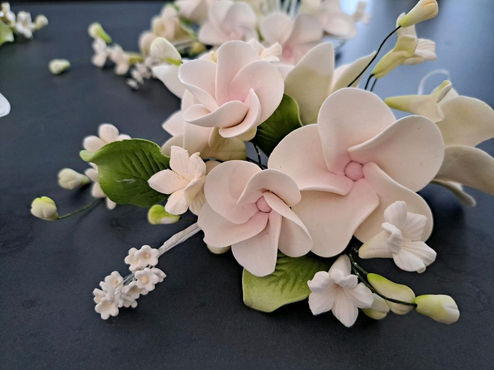 Geburtstag Hochzeit Torten-Deko Zucker-Blumen weiß rosa Blüten in Kreuzau