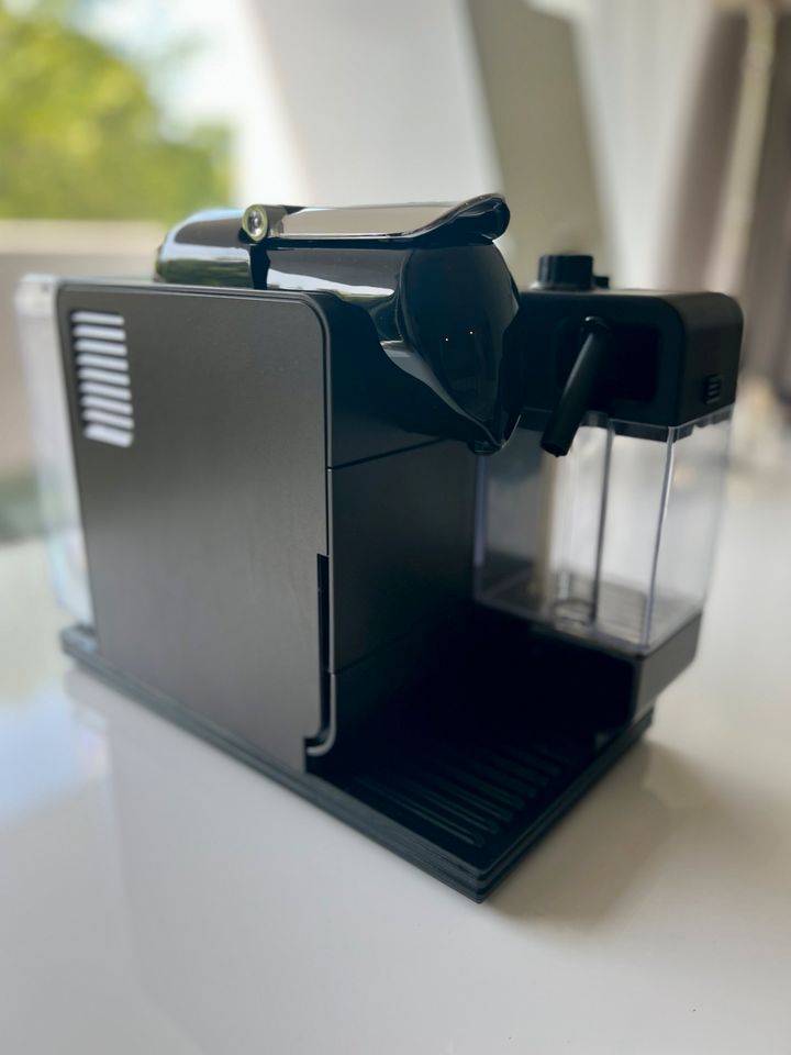 DeLonghi Nespresso Lattissima+ EN 520.DB Kapsel-Kaffeemaschine in München