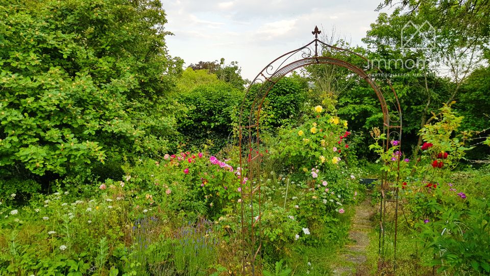 Gepflegtes Einfamilienhaus mit traumhaftem Garten in ruhiger Lage von Steinborn! in Eisenberg 