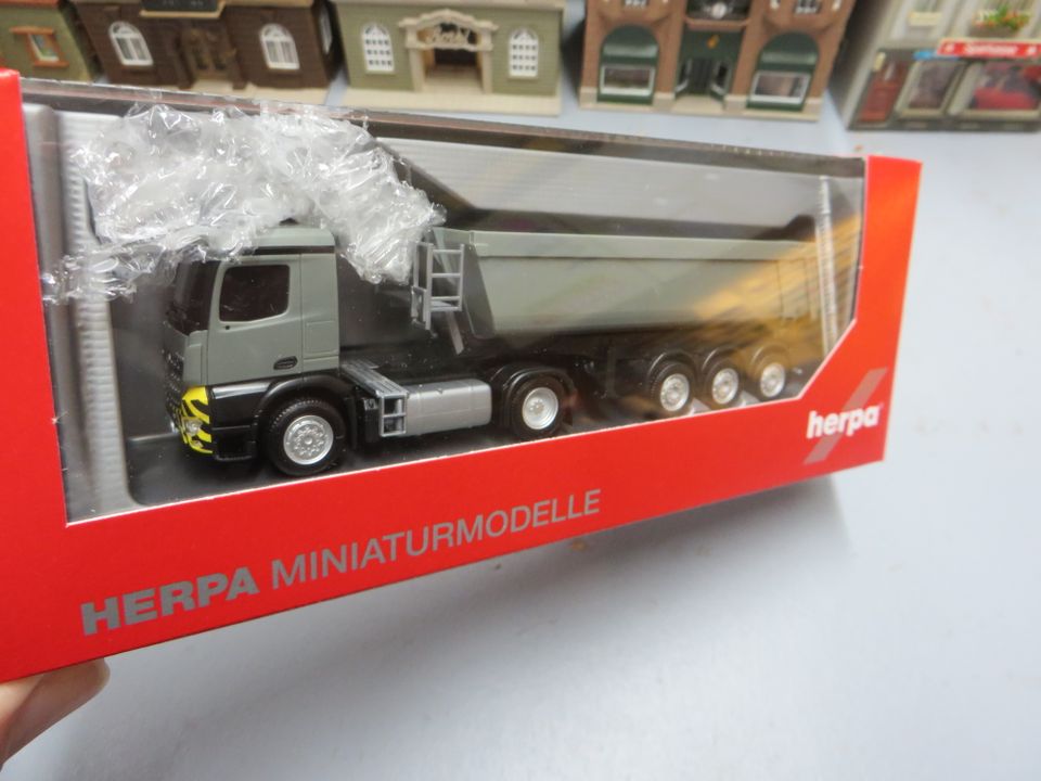 MB AROCS Baustellenkipper HERPA HO Modell für 20 € in Essen