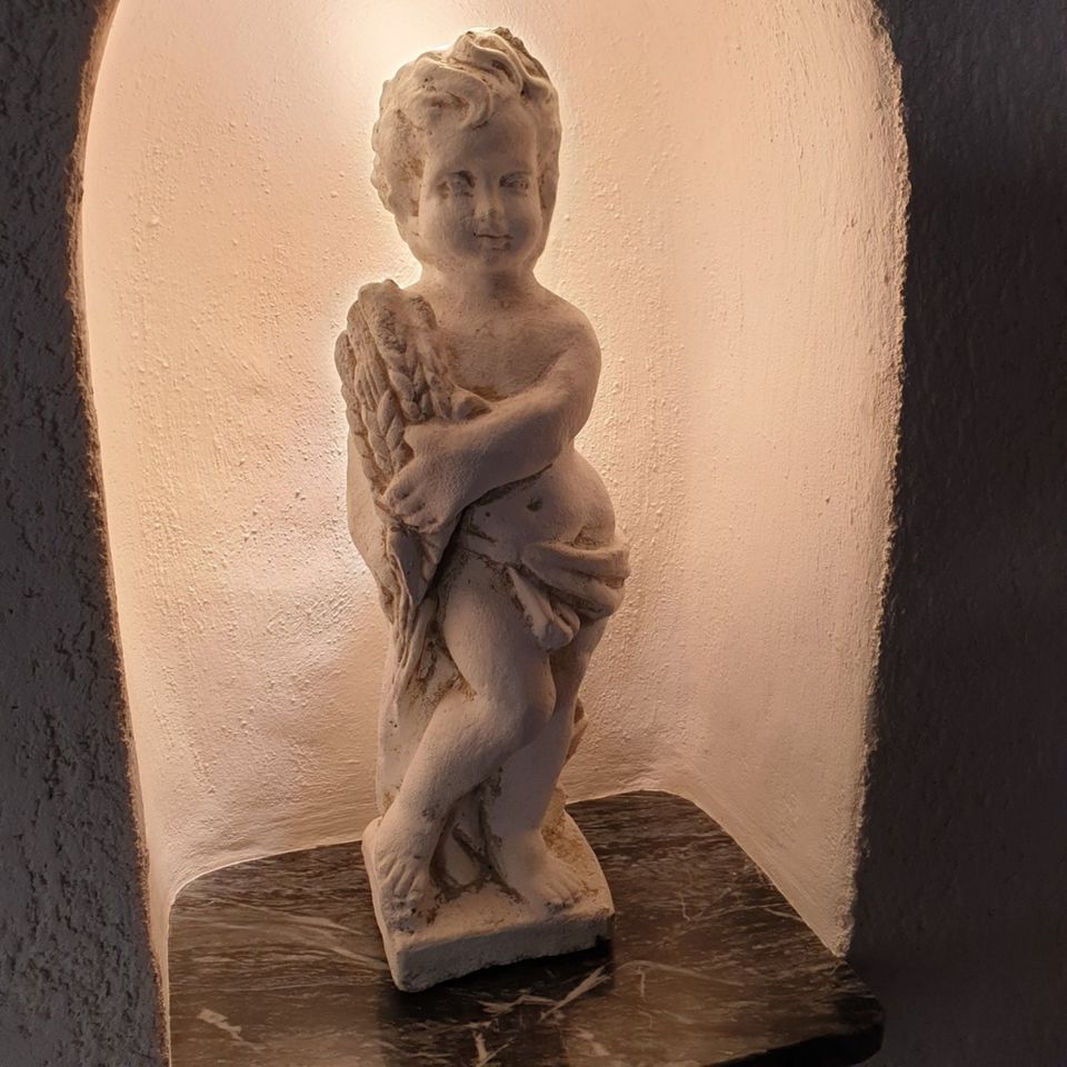 Kleine Putte Frau 47 cm Steinguss Figur Putte Skulptur Steinfigur in Wehrheim