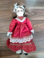 Puppe mit rotem Kleid aus Samt Nordrhein-Westfalen - Mönchengladbach Vorschau