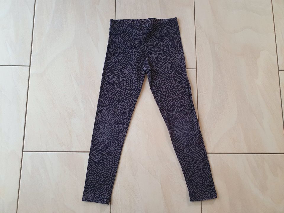 HERE & THERE C&A Leggings Hose lila schwarz 128 TOP ZUSTAND in Wolfsburg