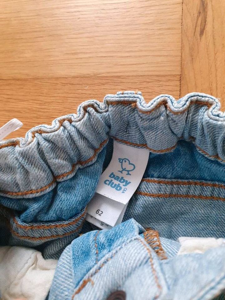 Paket über 30 Teile Babykleidung Jungen Gr. 62/68 in Kist