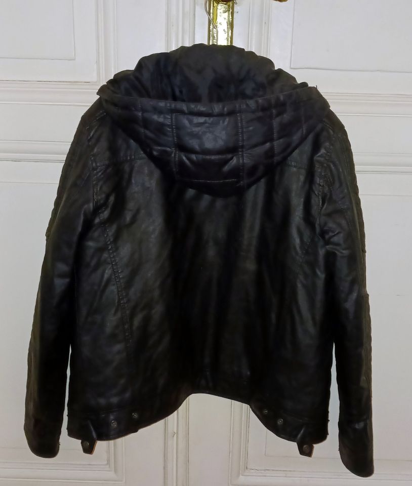 Jungen Jacke mit Kapuze aus Kunstleder. in Wiesbaden