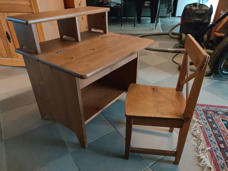 Schreibtisch mit Stuhl für Kinder Rarität IKEA in Trusetal