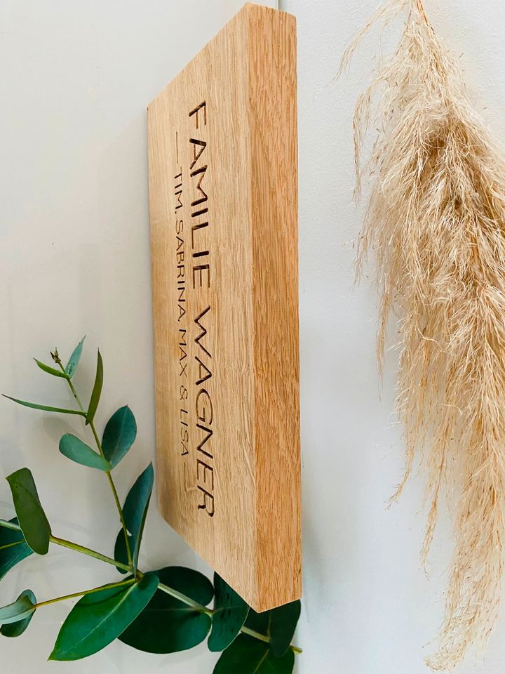 Personalisiertes Türschild aus Eichenholz mit Fräsgravur in Lebach