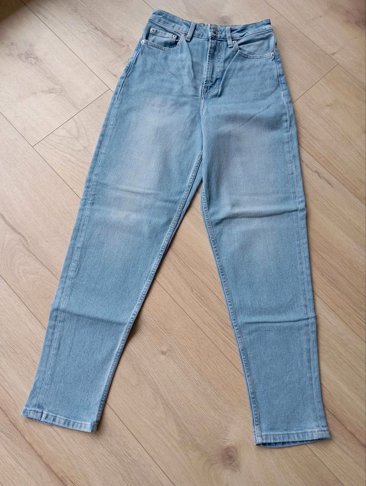 H&M Divided Mom Jeans 36 blau Jeanshose in Schweppenhausen