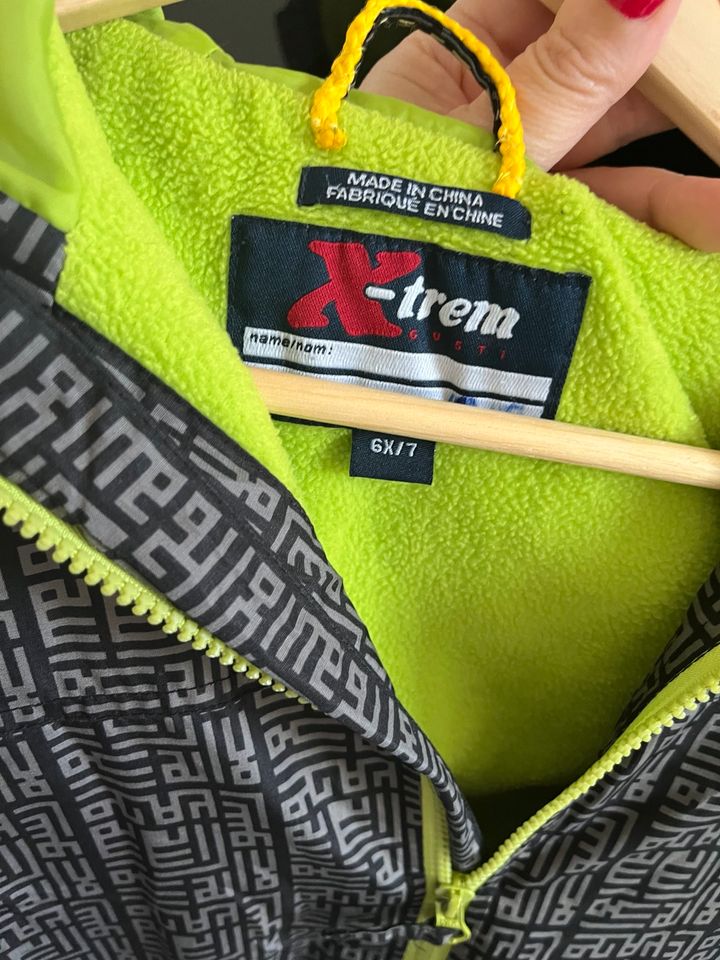 Übergangsjacke x-trem Gr 6-7 ca 134 schwarz grau mit neongrün in Osnabrück