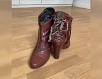 BOSS Hugo Boss Stiefeletten braun Keilabsatz Schnürung 37 Hessen - Bad Homburg Vorschau