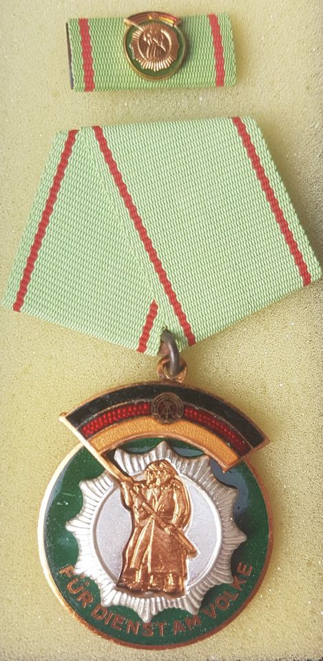 Orden - Medaille - DDR - NVA in Berlin