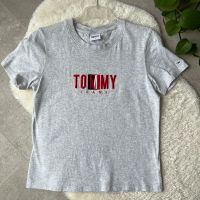 Tommy Hilfiger Damen Logo T-Shirt hellgrau S Neuwertig! Nordrhein-Westfalen - Bergisch Gladbach Vorschau