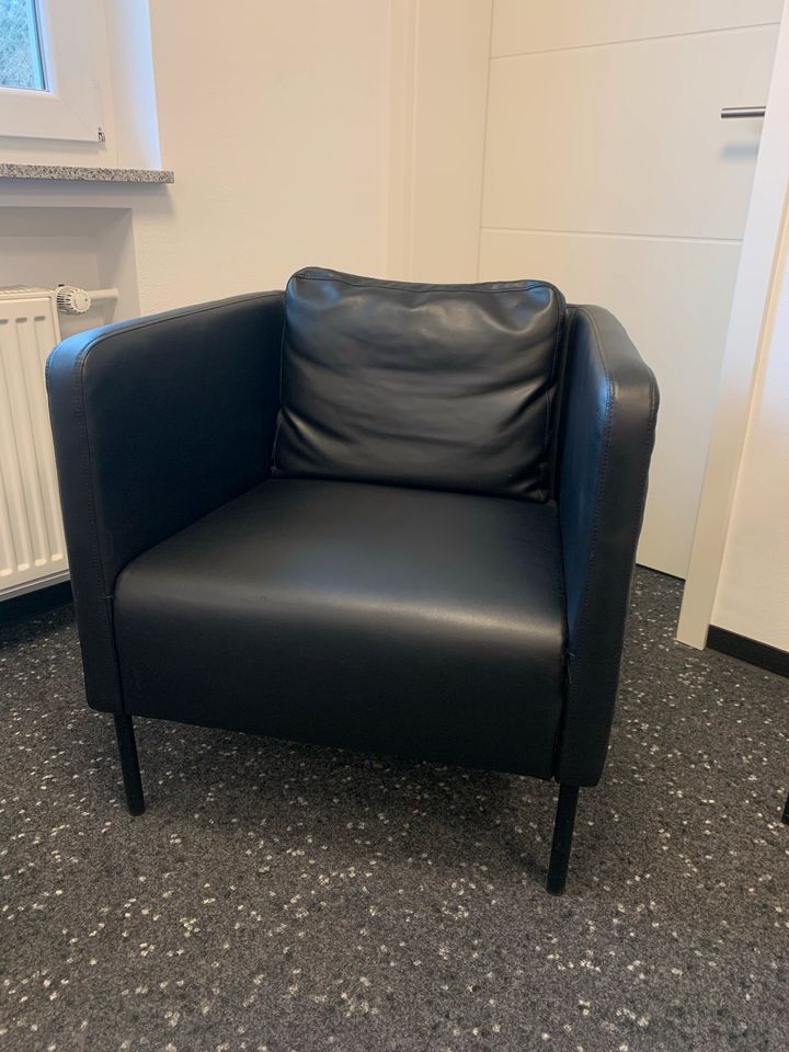 Ikea Ekerö Stuhl Sessel schwarz Leder Lederimitat in Allendorf