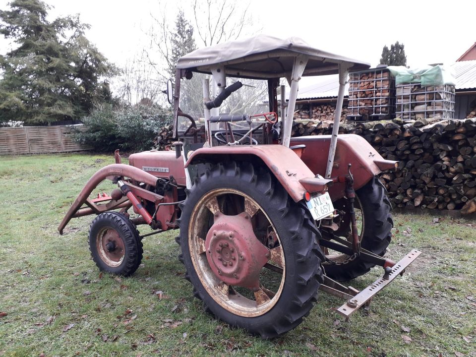 Traktor McCormick 326 mit Frontlader in Stöckse