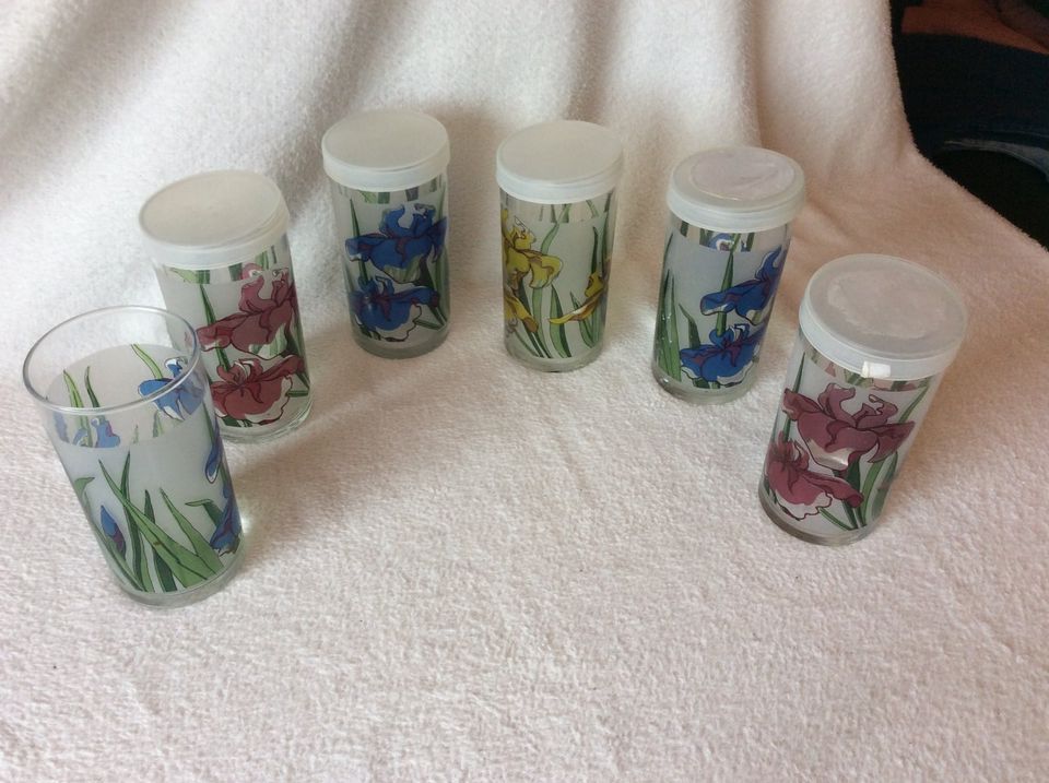 6 Gläser Blumenmuster davon 5 mit Aroma-Deckel in Rhauderfehn