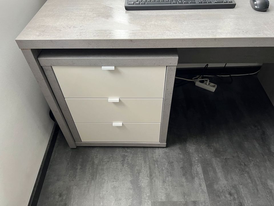 Schreibtisch+Rollkoffer BETONOPTIK in Rodgau
