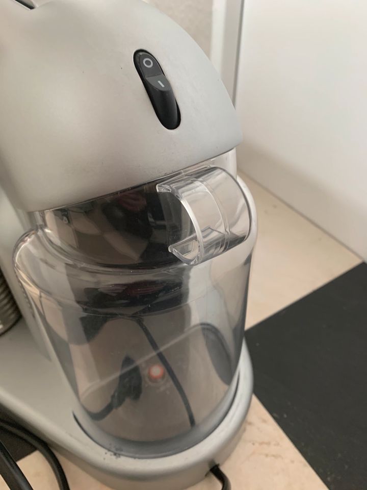 NESPRESSO DE‘LONGHI KAFFEEMASCHINE MIT MILCHAUFSCHÄUMER in Haan