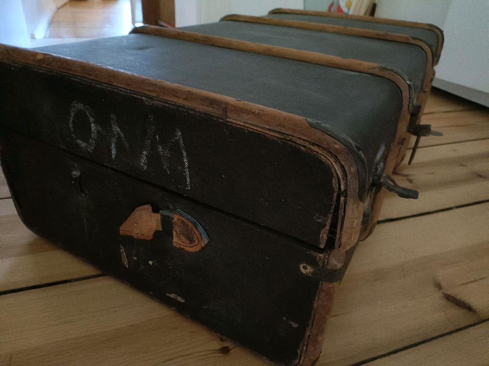 Antiker Koffer aus den sechziger Jahren in Berlin